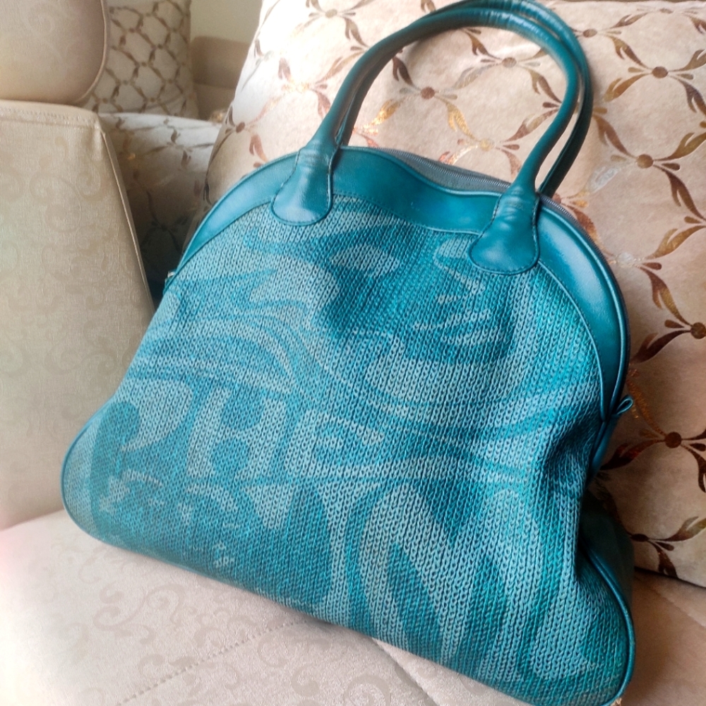Baggit Textured shoulder bag - Picture 1 of 11